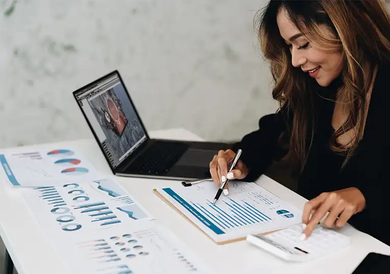Bilnex ön muhasebe ve ERP programı kullanan işletme çalışanı